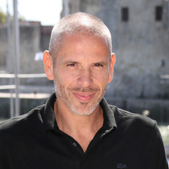 Medi Sadoun - Photocall "Itinéraire D’une Maman Braqueuse" lors de la 21ème édition du Festival de la Fiction TV de la Rochelle le 12 septembre 2019. ©Patrick Bernard / Bestimage Synopsis: Quand Laura quitte son compagnon qui la trompe, elle veut offrir à ses deux fils le meilleur, une vie plus belle que la sienne. Laura aspire à un bonheur simple : un cocon douillet et un boulot qui lui permette de payer les factures et de temps en temps, un repas de fête. Mais pour s’offrir tout cela, Laura s’endette, et bientôt, elle vit à crédit. Elle a beau se battre, trouver un deuxième travail, ça ne suffit pas. Harcelée par ses créanciers, dépossédée de tout y compris de sa dignité, Laura ne voit plus qu’un seul moyen de s’en sortir... 