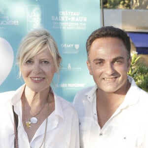 Chantal Ladesou, Laurent Amar lors d'un tournoi de pétanque place des Lices organisé par le magazine Turquoise pour l'association Sourire à la vie à Saint-Tropez le 10 août 2022. © Jack Tribeca / Bestimage