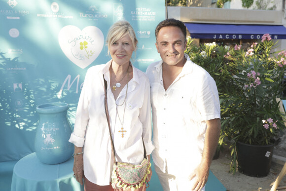 Chantal Ladesou, Laurent Amar lors d'un tournoi de pétanque place des Lices organisé par le magazine Turquoise pour l'association Sourire à la vie à Saint-Tropez le 10 août 2022. © Jack Tribeca / Bestimage