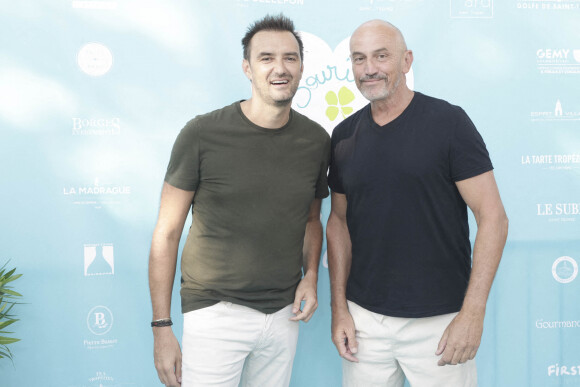 Cyril Lignac, Laurent Petit lors d'un tournoi de pétanque place des Lices organisé par le magazine Turquoise pour l'association Sourire à la vie à Saint-Tropez le 10 août 2022. © Jack Tribeca / Bestimage