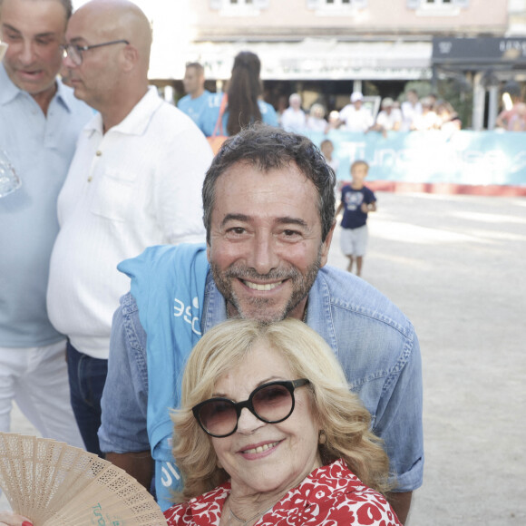 Bernard Montiel, Nicoletta lors d'un tournoi de pétanque place des Lices organisé par le magazine Turquoise pour l'association Sourire à la vie à Saint-Tropez le 10 août 2022. © Jack Tribeca / Bestimage