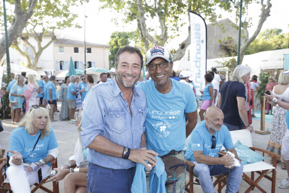 Bernard Montiel, Manu Katché lors d'un tournoi de pétanque place des Lices organisé par le magazine Turquoise pour l'association Sourire à la vie à Saint-Tropez le 10 août 2022. © Jack Tribeca / Bestimage