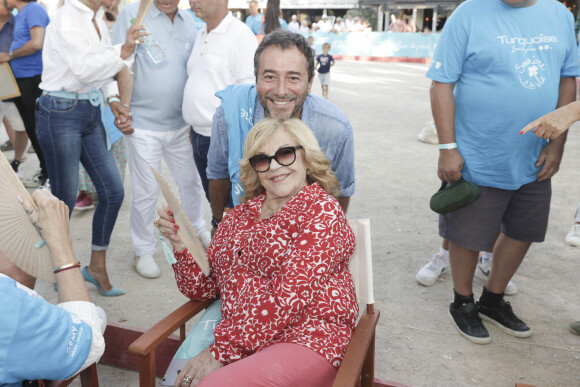 Bernard Montiel, Nicoletta lors d'un tournoi de pétanque place des Lices organisé par le magazine Turquoise pour l'association Sourire à la vie à Saint-Tropez le 10 août 2022. © Jack Tribeca / Bestimage