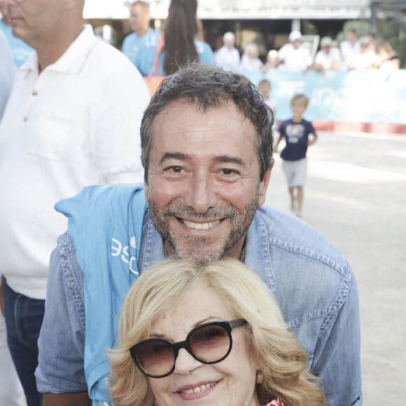 Bernard Montiel, Nicoletta lors d'un tournoi de pétanque place des Lices organisé par le magazine Turquoise pour l'association Sourire à la vie à Saint-Tropez le 10 août 2022. © Jack Tribeca / Bestimage