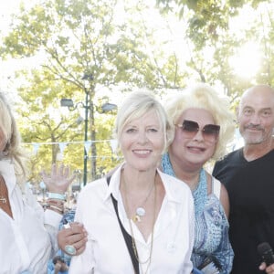 Caroline Margeridon, Chantal Ladesou, Zize, Laurent Petit, Daniel Lauclair, Pascale Perez lors d'un tournoi de pétanque place des Lices organisé par le magazine Turquoise pour l'association Sourire à la vie à Saint-Tropez le 10 août 2022. © Jack Tribeca / Bestimage