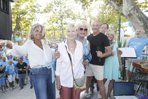 Caroline Margeridon, Chantal Ladesou, Zize, Laurent Petit, Daniel Lauclair, Pascale Perez lors d'un tournoi de pétanque place des Lices organisé par le magazine Turquoise pour l'association Sourire à la vie à Saint-Tropez le 10 août 2022. © Jack Tribeca / Bestimage