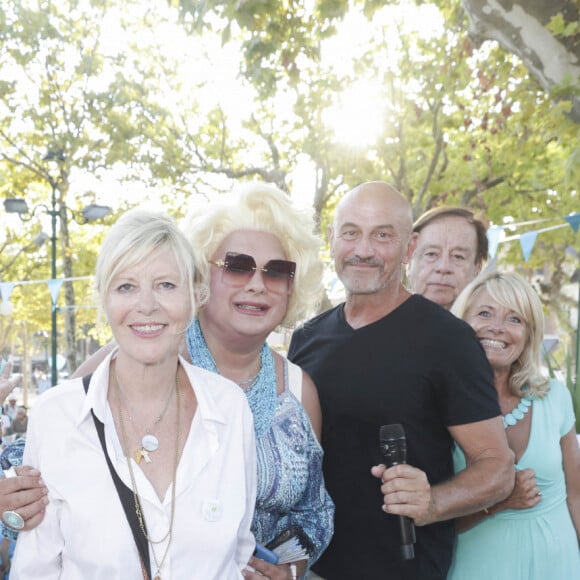 Caroline Margeridon, Chantal Ladesou, Zize, Laurent Petit, Daniel Lauclair, Pascale Perez lors d'un tournoi de pétanque place des Lices organisé par le magazine Turquoise pour l'association Sourire à la vie à Saint-Tropez le 10 août 2022. © Jack Tribeca / Bestimage