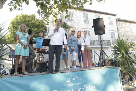 Pascale Perez, Daniel Lauclair, Zize, Caroline Margeridon, Chantal Ladesou lors d'un tournoi de pétanque place des Lices organisé par le magazine Turquoise pour l'association Sourire à la vie à Saint-Tropez le 10 août 2022. © Jack Tribeca / Bestimage