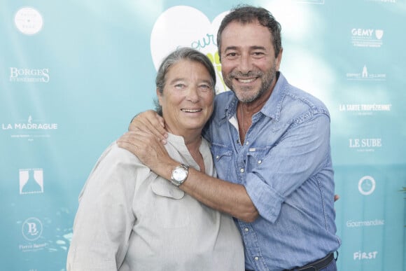 Bernard Montiel et Geneviève (Hotel Sube) lors d'un tournoi de pétanque place des Lices organisé par le magazine Turquoise pour l'association Sourire à la vie à Saint-Tropez le 10 août 2022. © Jack Tribeca / Bestimage