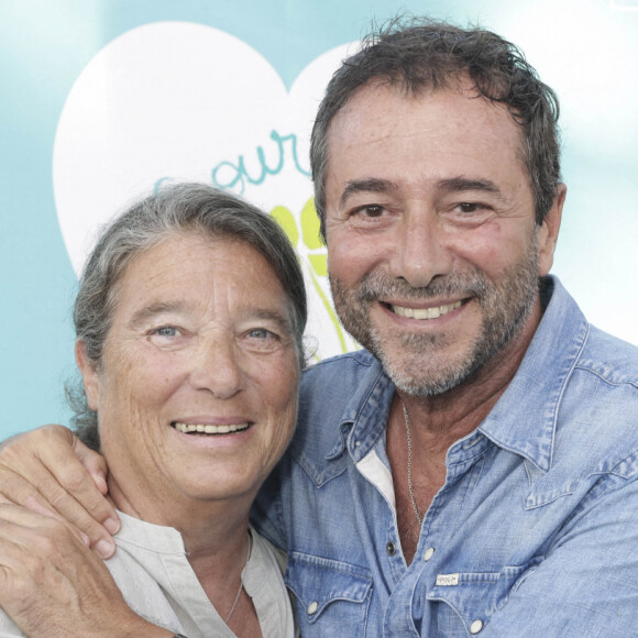 Bernard Montiel et Geneviève (Hotel Sube) lors d'un tournoi de pétanque place des Lices organisé par le magazine Turquoise pour l'association Sourire à la vie à Saint-Tropez le 10 août 2022. © Jack Tribeca / Bestimage