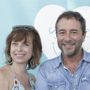 Sylvie Malys, Bernard Montiel lors d'un tournoi de pétanque place des Lices organisé par le magazine Turquoise pour l'association Sourire à la vie à Saint-Tropez le 10 août 2022. © Jack Tribeca / Bestimage