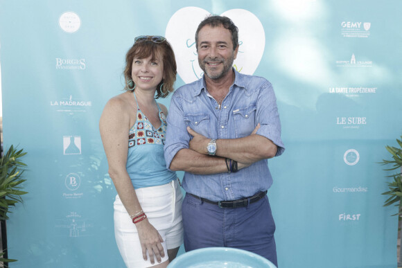 Sylvie Malys, Bernard Montiel lors d'un tournoi de pétanque place des Lices organisé par le magazine Turquoise pour l'association Sourire à la vie à Saint-Tropez le 10 août 2022. © Jack Tribeca / Bestimage