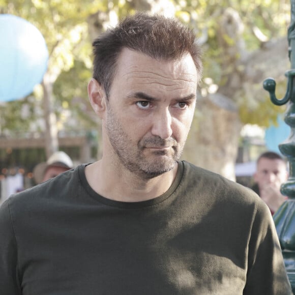 Cyril Lignac lors d'un tournoi de pétanque place des Lices organisé par le magazine Turquoise pour l'association Sourire à la vie à Saint-Tropez. © Jack Tribeca / Bestimage