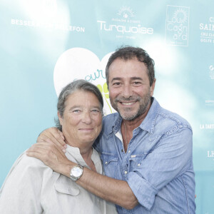 Bernard Montiel et Geneviève (Hotel Sube) lors d'un tournoi de pétanque place des Lices organisé par le magazine Turquoise pour l'association Sourire à la vie à Saint-Tropez le 10 août 2022. © Jack Tribeca / Bestimage