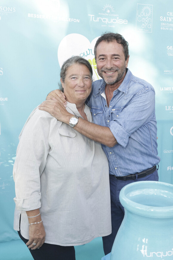 Bernard Montiel et Geneviève (Hotel Sube) lors d'un tournoi de pétanque place des Lices organisé par le magazine Turquoise pour l'association Sourire à la vie à Saint-Tropez le 10 août 2022. © Jack Tribeca / Bestimage