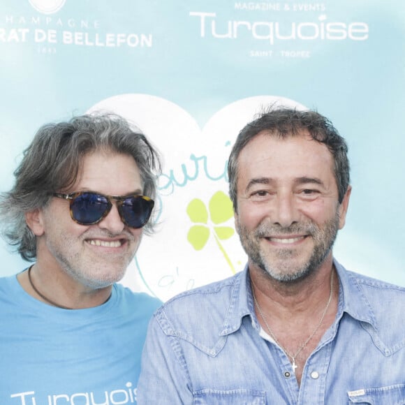 Cyril Lignac et Bernard Montiel entourés de joueurs lors d'un tournoi de pétanque place des Lices organisé par le magazine Turquoise pour l'association Sourire à la vie à Saint-Tropez le 10 août 2022. © Jack Tribeca / Bestimage