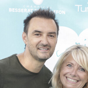 Cyril Lignac, Pascale Perez lors d'un tournoi de pétanque place des Lices organisé par le magazine Turquoise pour l'association Sourire à la vie à Saint-Tropez le 10 août 2022. © Jack Tribeca / Bestimage