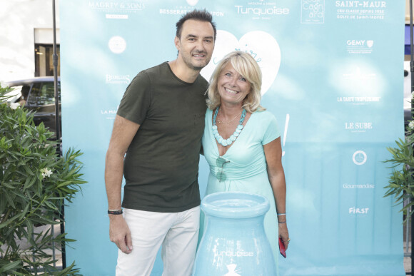 Cyril Lignac, Pascale Perez lors d'un tournoi de pétanque place des Lices organisé par le magazine Turquoise pour l'association Sourire à la vie à Saint-Tropez le 10 août 2022. © Jack Tribeca / Bestimage