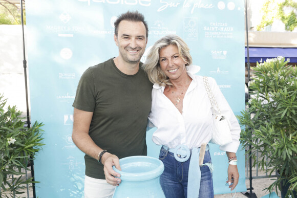 Cyril Lignac, Caroline Margeridon lors d'un tournoi de pétanque place des Lices organisé par le magazine Turquoise pour l'association Sourire à la vie à Saint-Tropez le 10 août 2022. © Jack Tribeca / Bestimage