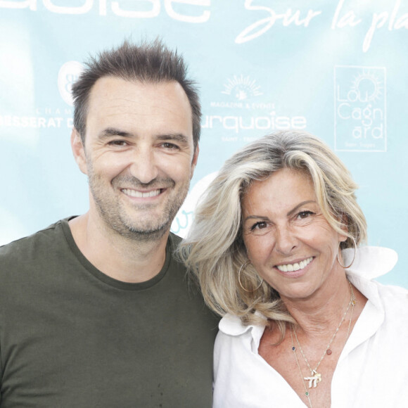 Cyril Lignac, Caroline Margeridon lors d'un tournoi de pétanque place des Lices organisé par le magazine Turquoise pour l'association Sourire à la vie à Saint-Tropez le 10 août 2022. © Jack Tribeca / Bestimage