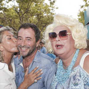 Caroline Margeridon, Bernard Montiel, Zize lors d'un tournoi de pétanque place des Lices organisé par le magazine Turquoise pour l'association Sourire à la vie à Saint-Tropez le 10 août 2022. © Jack Tribeca / Bestimage
