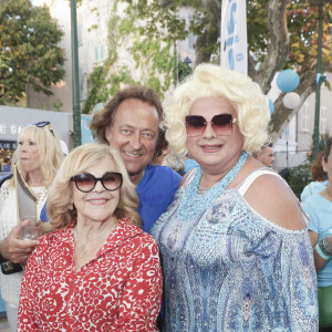 Nicoletta et son mari Jean-Christophe Molinier, Zize lors d'un tournoi de pétanque place des Lices organisé par le magazine Turquoise pour l'association Sourire à la vie à Saint-Tropez le 10 août 2022. © Jack Tribeca / Bestimage