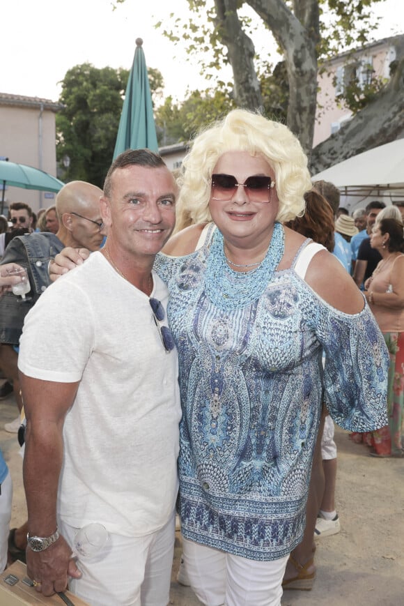 Zize et son Compagnon lors d'un tournoi de pétanque place des Lices organisé par le magazine Turquoise pour l'association Sourire à la vie à Saint-Tropez le 10 août 2022. © Jack Tribeca / Bestimage