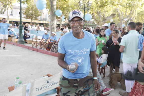 Manu Katché lors d'un tournoi de pétanque place des Lices organisé par le magazine Turquoise pour l'association Sourire à la vie à Saint-Tropez le 10 août 2022. © Jack Tribeca / Bestimage