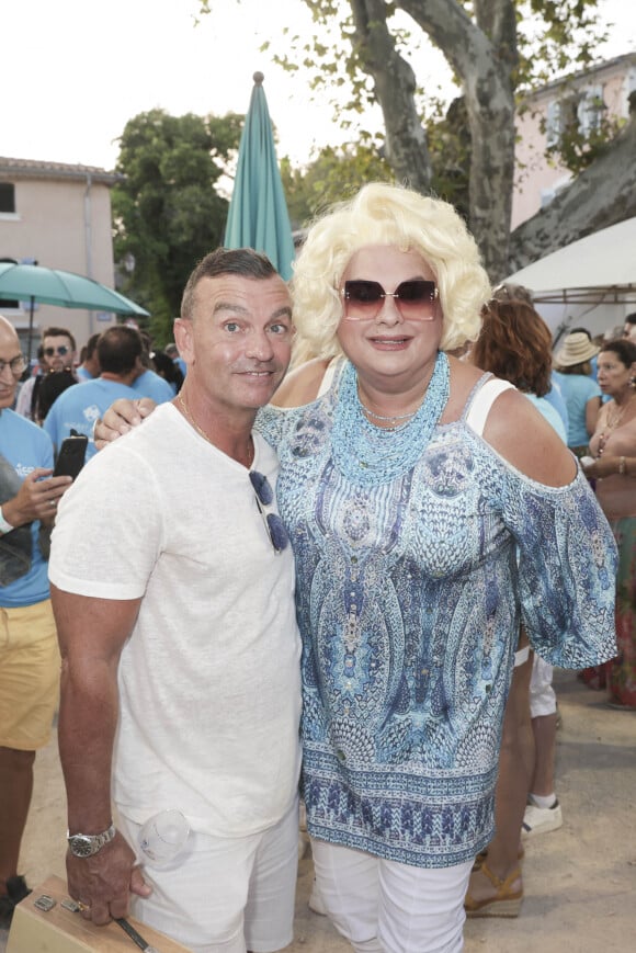 Zize et son Compagnon lors d'un tournoi de pétanque place des Lices organisé par le magazine Turquoise pour l'association Sourire à la vie à Saint-Tropez le 10 août 2022. © Jack Tribeca / Bestimage