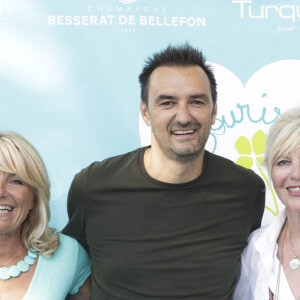 Zize, Pascale Perez, Cyril Lignac, Chantal Ladesou, Laurent Petit lors d'un tournoi de pétanque place des Lices organisé par le magazine Turquoise pour l'association Sourire à la vie à Saint-Tropez le 10 août 2022. © Jack Tribeca / Bestimage