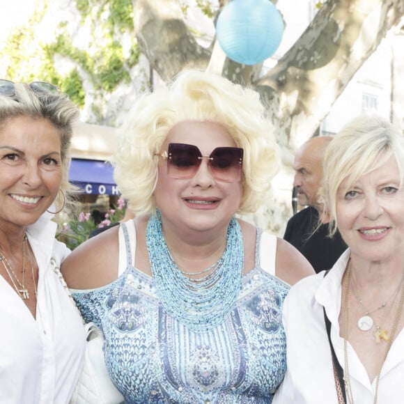 Caroline Margeridon, Zize, Chantal Ladesou lors d'un tournoi de pétanque place des Lices organisé par le magazine Turquoise pour l'association Sourire à la vie à Saint-Tropez le 10 août 2022. © Jack Tribeca / Bestimage