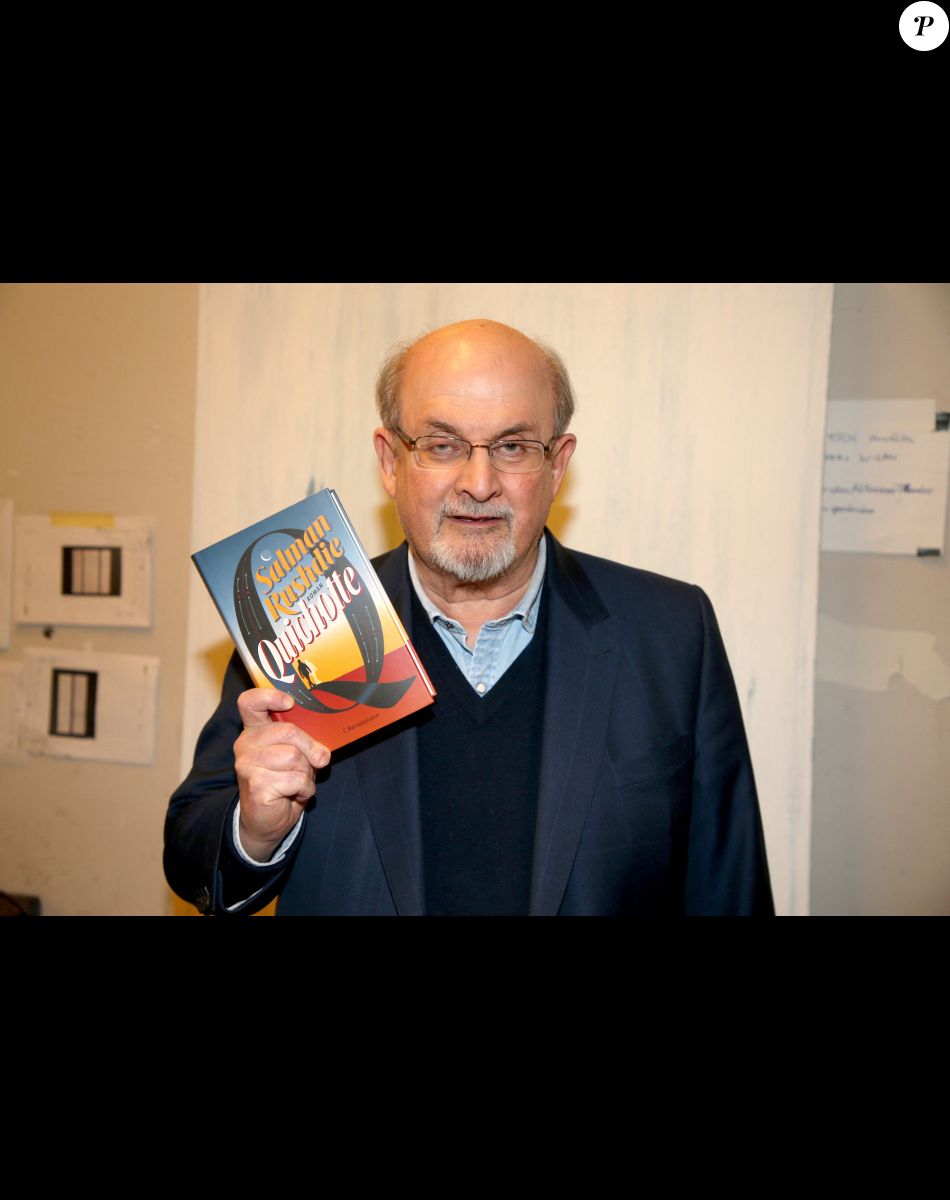 Salman Rushdie présente son nouveau livre 'Quichotte' au théâtre Altonaer à Hambourg en Allemagne, le 12 novembre 2019.