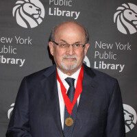 "Il va probablement perdre un oeil" : Salman Rushdie dans un état grave, son agent dévoile de durs détails