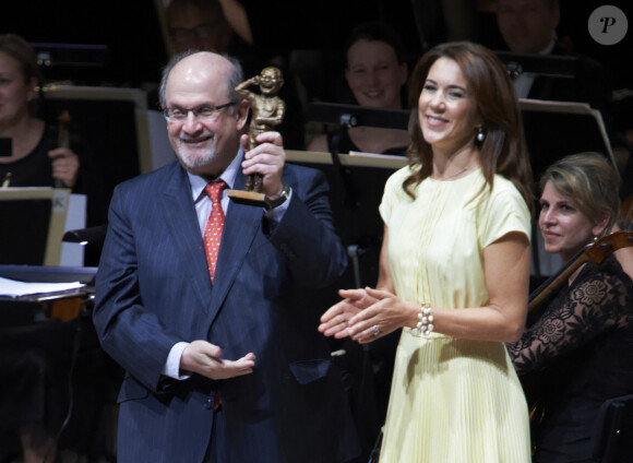 La princesse Mary de Danemark remet le prix de littérature Hans Christian Andersen à Sir Salman Rushdie à Odense, le 17 août 2014. 