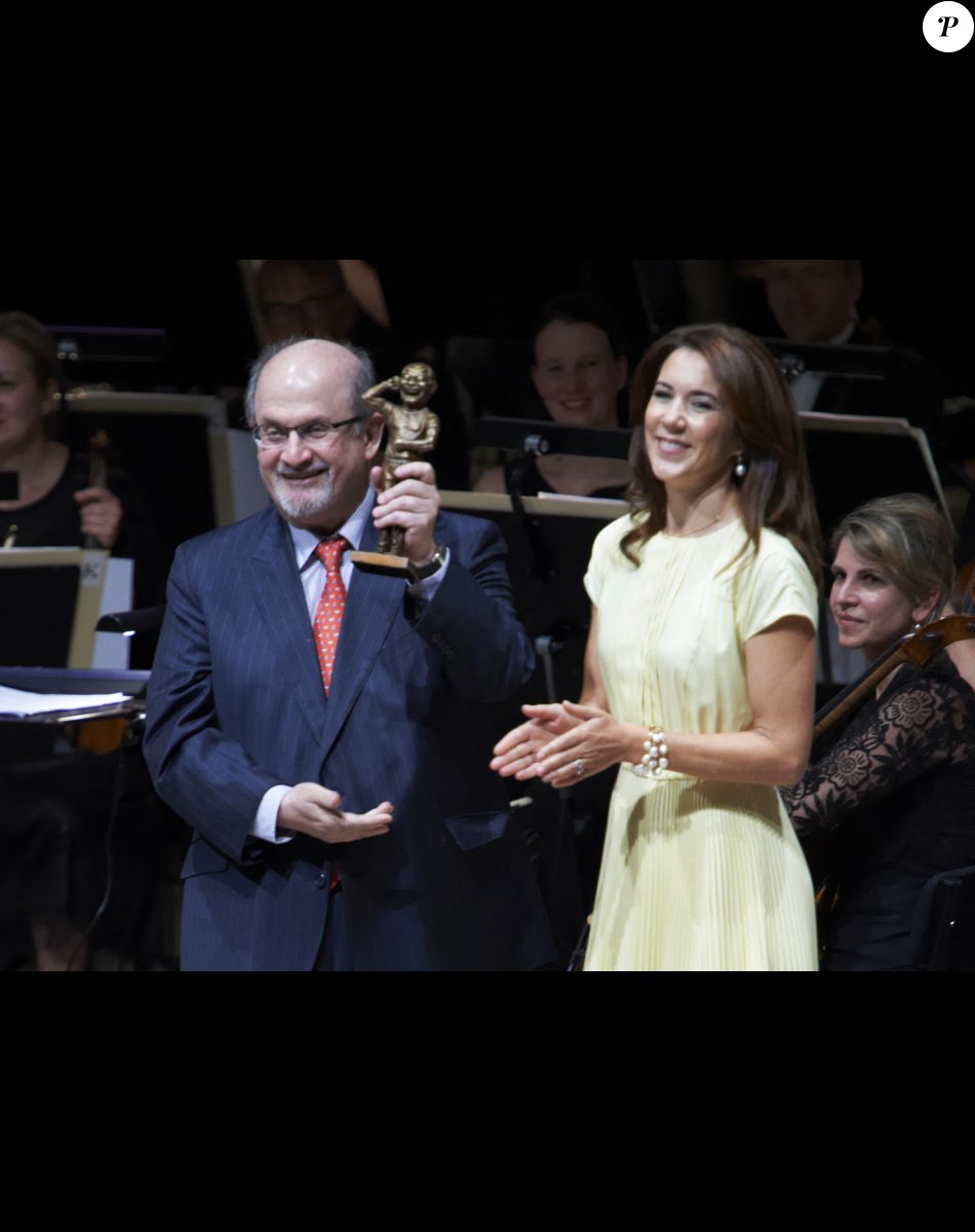 La princesse Mary de Danemark remet le prix de littérature Hans Christian Andersen à Sir Salman Rushdie à Odense, le 17 août 2014.