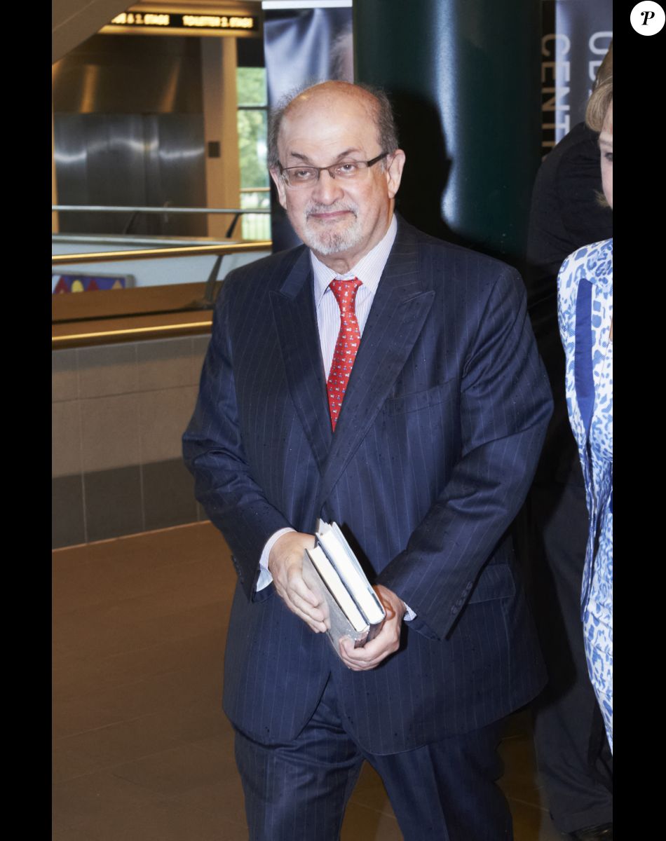 La princesse Mary de Danemark remet le prix de littérature Hans Christian Andersen à Sir Salman Rushdie à Odense, le 17 août 2014.