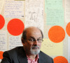Salman Rushdie pose devant ses notes lors d'une exposition de son travail à l'Université Emory à Atlanta, Géorgie, le jeudi 25 février 2010. © Erik Lesser/ZUMApress.com / Bestimage 