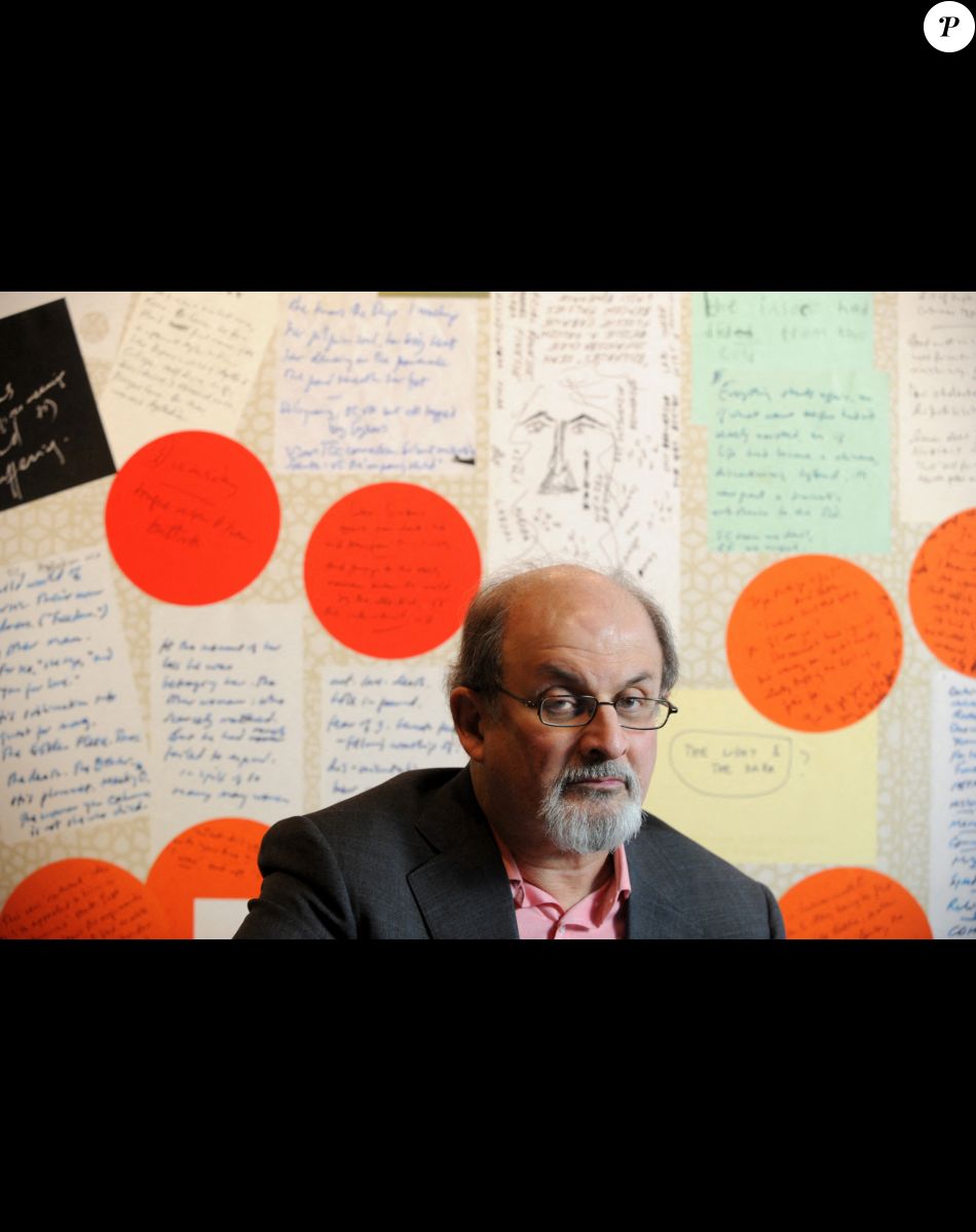 Salman Rushdie pose devant ses notes lors d'une exposition de son travail à l'Université Emory à Atlanta, Géorgie, le jeudi 25 février 2010. © Erik Lesser/ZUMApress.com / Bestimage