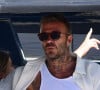 Victoria et David Beckham embarquent sur leur yacht à Palm Beach, le 3 août 2022.