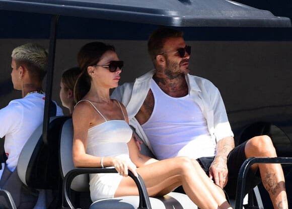 Victoria et David Beckham, avec leurs enfants Harper, 11 ans, et Romeo, 19 ans, embarquent sur leur yacht à Palm Beach, le 3 août 2022.