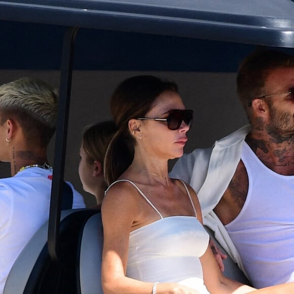 Victoria et David Beckham, avec leurs enfants Harper, 11 ans, et Romeo, 19 ans, embarquent sur leur yacht à Palm Beach, le 3 août 2022.