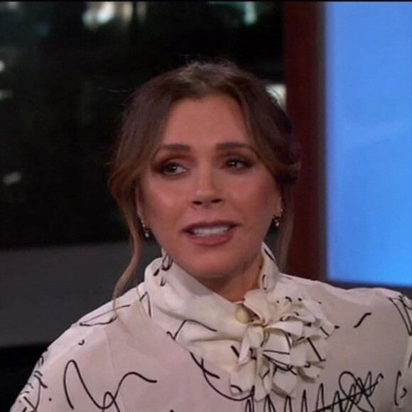 Victoria Beckham sur le plateau de l'émission 'Jimmy Kimmel Live!' pour promouvoir sa nouvelle marque de cosmétiques le 19 novembre 2019. 
