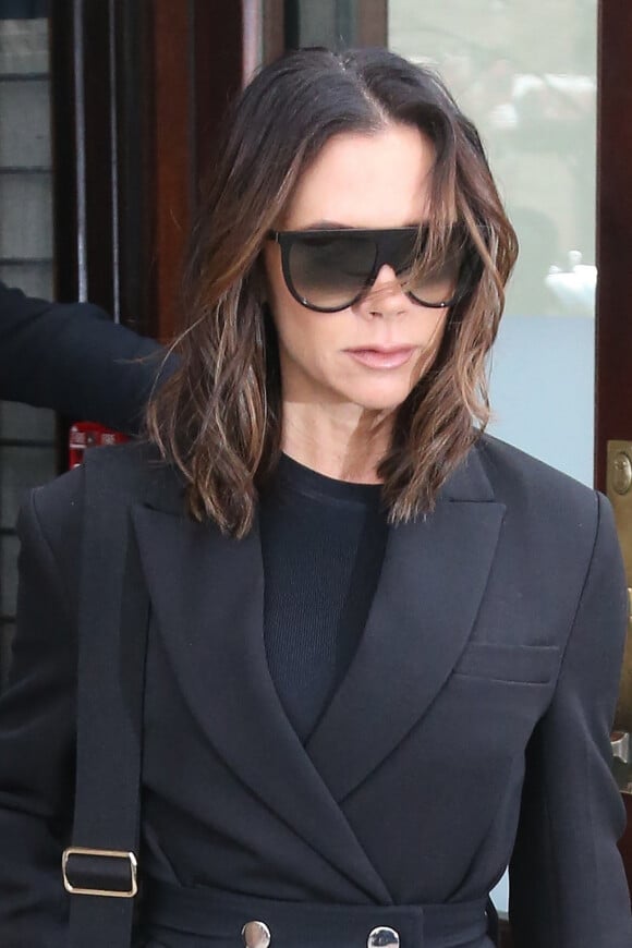 Victoria Beckham, lookée tout de noir, quitte l'hôtel Greenwich à New York.
