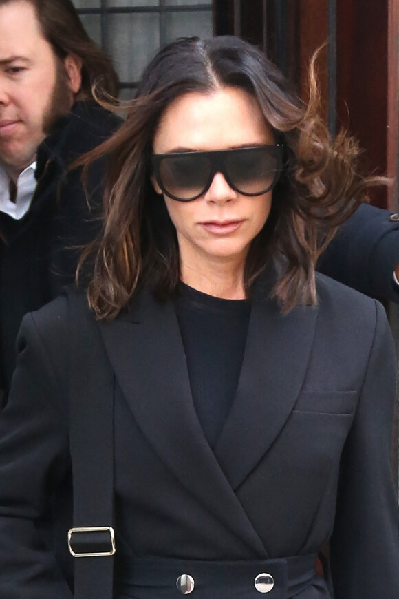 Victoria Beckham, lookée tout de noir, quitte l'hôtel Greenwich à New York le 29 novembre 2018. 