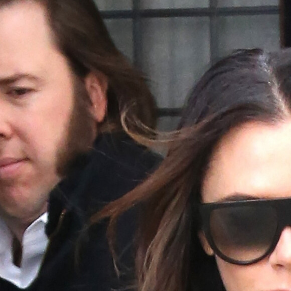Victoria Beckham, lookée tout de noir, quitte l'hôtel Greenwich à New York le 29 novembre 2018. 