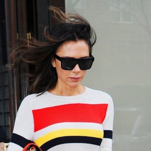 Victoria Beckham lutte contre le froid de New York avec des vêtements aux couleurs vives le 28 novembre 2018. 