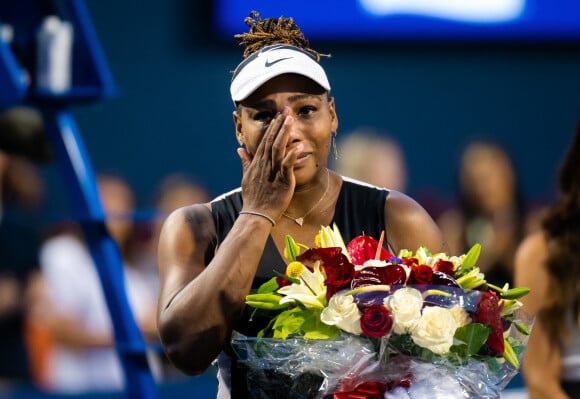 Serena Williams émue après le dernier match de sa carrière lors du "National Bank Open" à Montréal au Canada, le 10 août 2022. Serena a déclaré en quittant le court : "Je vous aime, a-t-elle lancé à la foule qui l'applaudissait. Je ne suis pas bonne pour faire mes adieux, comme j'ai dit dans l'article, mais... adieu. Adieu!". © Rob Prange/AFP7 via Zuma Press/Bestimage