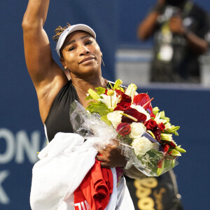 Serena Williams salue la foule à l'issue de son dernier Open National Bank à Toronto, avant sa retraite. © Arlyn McAdorey/ZUMA Press Wire)