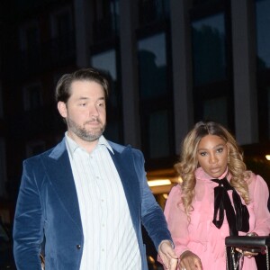 Serena Williams et son mari Alexis Ohanian arrivent puis sortent de l'hôtel 22 à Londres le 5 juillet 2022. 