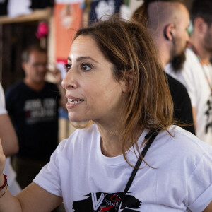 Léa Salamé aide les volontaires à la boutique officielle du festival - Festival Solidays 2022 à l'hippodrome ParisLongchamp le 24 juin 2022. © Jeremy Melloul/Bestimage